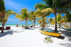 Isola di Holbox, Messico: sdraio e amache fra le palme su una spiaggia tropicale.

