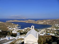 L'isola di Ios vista dall'alto, Grecia. A fare da cornice a quest'isola delle Cicladi è una natura selvaggia e rigogliosa - © Elpis Ioannidis / Shutterstock.com