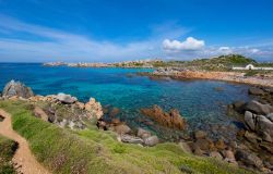 L'isola di Lavezzi, in Corsica, fotografata in una estiva giornata luminosa.
