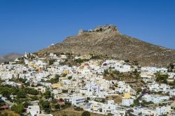 Isola di Lero, Grecia: il villaggio di Platanos con il castello sulla cima della collina.
