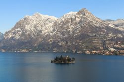 Isola di Loreto nel Lago d'Iseo. Di proprietà privata, quest'isolotto che sorge nel Lago d'Iseo accoglie un castello in stile neogotico attorno al quale sorgono un giardino ...