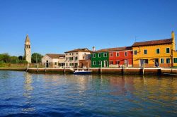 Le colorate abitazioni sull'Isola di Mazzorbo nella laguna di Venezia, una delle più caratteristiche isole minori. - © Oleg Znamenskiy / Shutterstock.com