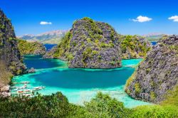 Isola di Palawan, Filippine: una delle splendide lagune che si possono ammirare in questo territorio. Formazioni rocciose e acqua smeraldo creano un paesaggio unico. 
