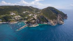 Isola di Ponza in elicottero, la vista di Cala Feola