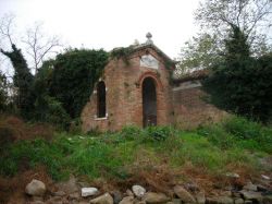 Isola di Poveglia, rimasta completamente abbandonata nella Laguna di Venezia - © Angelo Meneghini, CC BY 3.0, Wikipedia