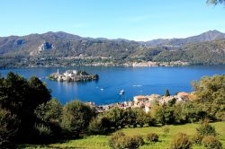 Un panorama del lago Orta con l'isola di San Giulio, Piemonte, Italia.
