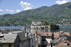 L'isola di San Giulio vista da Orta, Piemonte, Italia. Quasi interamente occupata dall'Abbazia Mater Ecclesiae, quest'isoletta è abitata in maniera permanente da pochissime ...