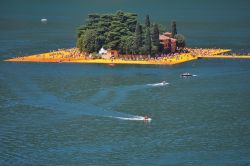 Isola di San Paolo e Floating Piers viste da sopra Peschiera Maraglio, su Monte Isola, al centro del Lago d'Iseo - © s74 / Shutterstock.com 