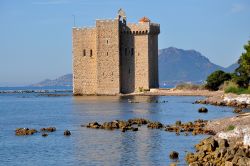 Panorama sulla fortezza del monastero di Lerino, isola di Saint Honorat, Francia.



