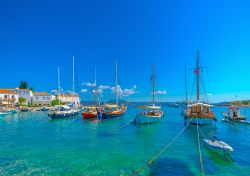 Isola di Spetses, Attica: veduta del porto con le barche da pesca ormeggiate al largo (Grecia).

