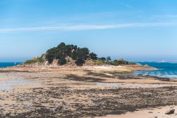 L'isola di Sterec nella baia di Morlaix, Francia: è una delle più belle fra gli isolotti che costellano questo lembo di mare di fronte alla Bretagna.

