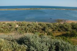 Isola di Tavira in Algarve, Portogallo - Una bella immagine estiva di Tavira dove l'escursione più consigliata è quella per l'omonima isola, una delle varie formazioni ...