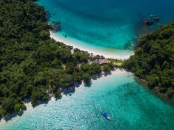 L'isola di Twin Beach Mergui (o Bruer Island) dall'alto con la sua natura rigogliosa (Myanmar).

