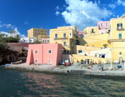 Isola di Ventotene, le case colorate del porto romano
