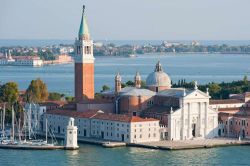 L'isola e l'imponente Basilica di San Giorgio Maggiore nella Laguna di Venezia  - © pio3 / Shutterstock.com