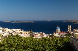 L'isola greca di Syros, arcipelago delle Cicladi. Il bello di questo territorio è che ha tutto ciò che dovrebbe avere: spiaggia, taverne e scenari mozzafiato ma senza essere ...
