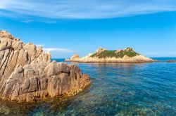 L'isola Rocher des Portes a Cap Camarat vicino a Ramatuelle, dipartimento del Var, Francia.  Questo suggestivo sito naturale, meta di turisti provenienti da tutta la regione, può ...