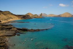 Isla Bartolomé, e Pinnacle Rock, una delle attrazioni delle Isole Galapagos. Nell'arcipelago al largo delle coste dell'Ecuador troviamo questa piccola ma spettacolare perla del ...