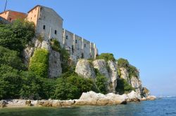 La Fortezza Reale sull'isola di Santa Margherita, arcipelago di Lerins, Francia. Per difendere l'isola e anche la baia di Cannes, venne edificato un poderoso forte sul mare voluto dal ...