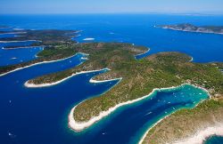 Le isole Pakleni si trovano a finaco della più grande isola di Lesina (Hvar) e sono un piccolo arcipelago formato da una spettacolare serie di calette e promontori  bordati da acque ...