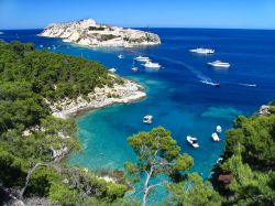 Sullo sfondo l'isola di San Nicola vista da San Domino. Sono queste le due principali isole dell'arcipelago delle tremiti (Puglia) - © vaklav / Shutterstock.com