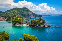 L'isoletta di Panagia di fronte alla costa di Parga, Grecia. Sorge su uno sperone roccioso e ospita una graziosa chiesetta intonacata con calce bianca.
