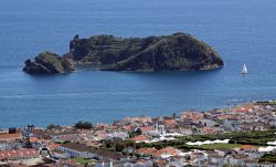 L'isoletta Illheu de Vila Franca davanti a Sao Miguel (Azzorre), Portogallo. Questo piccolo paradiso dista circa 1 km dalla costa ed è ciò che rimane del cratere di un vulcano ...