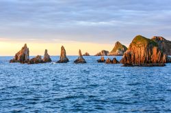 Isolette appuntite vicino a Gueirua Beach, Asturie, Spagna: un bel paesaggio sull'Atlantico al crepuscolo.
