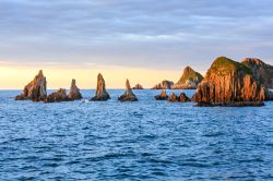 Isolette appuntite vicino a Gueirua Beach, Asturie, Spagna: un bel paesaggio sull'Atlantico al crepuscolo.
