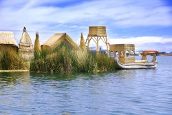 Isolotti di vegetazione nel lago Titicaca, Puno, Perù. Le robuste radici che sviluppano le piante formano uno spessore di uno o due metri che sostiene l'isolotto stesso.


