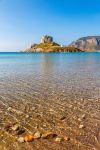 Panorama della piccola isola di Kastri nei pressi di Kos, Grecia. Questo minuscolo isolotto è circondato dal luccicante mare Egeo e ospita la chiesetta di Agios Nikolaos - © S.Borisov ...