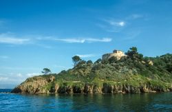 L'isolotto di Port Cros, Costa Azzurra, Francia. Larga circa 4 chilometri, si estende su un territorio di 650 ettari e il punto più elevato raggiunge i 199 metri. La sua ultima proprietaria ...