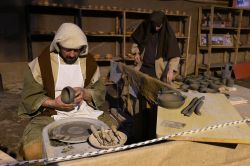 Ispica, Sicilia: una scena del Presepe Vivente che si organizza nell’area archeologica di Cava d’Ispica. - © Fausto Renda / Shutterstock.com