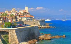 Itinerario in Costa Azzurra, le mura di Antibes sul mare nel sud della Francia.