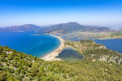 Iztuzu Beach e la cittadina di Dalyan viste dall'alto, Turchia. La città è situata fra i distretti di Marmaris e Fethiye sulla costa sud occidentale della Turchia.
