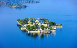Jag Mandir sul lago Pichola, Udaipur, India. Chiamata anche "Lake Garden Palace", questa sontuosa costruzione si trova nel bacino artificiale Pichola.

