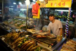 Bancarelle in Jalan Alor: lungo questa strada di Kuala Lumpur si susseguono le bancarelle che vendono cibo di qualunque tipo: pesce, carne o frutta in un suggestivo mix di odori che pervadono ...