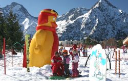 Il Jardin denfants il parco giochi sulla neve ...