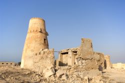 Jazirat al Hamra, la "città fantasma" dell'emirato Ras al-Khaimah (EAU). Sorta su un insediamento eretto attorno al XVI° secolo su una piccola penisola, è stata ...