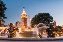 J.C. Nichols Memorial Fountain by night a Kansas City: è stata realizzata da Henri-Leon Greber (Missouri).
