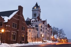 Jefferson City, Missouri, all'alba: Cole County Courthouse in inverno con la neve. 
