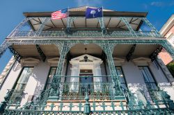 La John Rutledge House presso Charleston, South Carolina. Fu realizzata nel 1763 da un architetto sconosciuto e oggi è salvaguardata come edificio storico nazionale - foto © ...