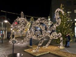 Jolakotturrin, il "gatto di Natale", nel centro di Reykjavik (Islanda). La leggenda racconta che questo felino mangi i bambini che non indossano abiti nuovi in occasione del Natale ...