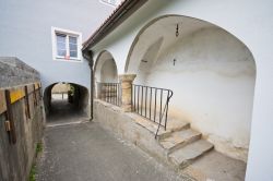 Judenburg, un passaggio pubblico visto da una casa medievale con archi (Austria) - © Timelynx / Shutterstock.com