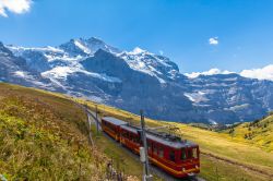 Jungfraubahn il celebre trenino rosso a cremagliera che porta sulla vetta del Jungfrau, in Svizzera