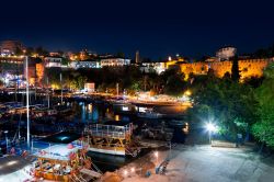 Kaleici, antico centro storico di Antalya (Turchia) by night. Qui si trovano strutture risalenti all'epoca romana, bizantina, selgiuchide e ottomana; siamo nella parte centro orientale di ...