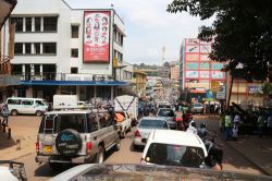 Kampala, capitale dell'Uganda, in una giornata di traffico. Questa città, come molte altre dell'Africa, è caotica e sovrappopolata.

