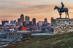 Kansas City Scout al sorgere del sole, Missouri. La scultura dell'esploratore indiano è uno dei simboli della città - © TommyBrison / Shutterstock.com