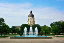 Kansas State Capitol Building con la fontana in una giornata di sole, Missouri.
