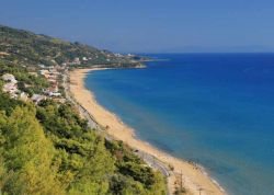 Tratto di spiaggia di Kathisma a Lefkada, Grecia - Acque blu cobalto lambiscono la sabbia della spiaggia di Kathisma, fra le più belle di quest'isola greca nota anche come Santa Maura ...